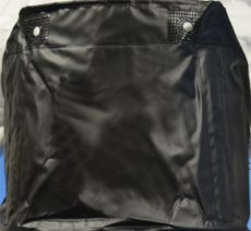 画像2: 【水産用ターポリン前掛】ワンタッチ胸付前掛（黒）1枚当り1,440円【30枚入り】90cmｘ115cm　※ケース発送　食品工場、介護、看護に最適なターポリンエプロン！ (2)