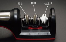 画像3: ≪三段階研ぎ≫　簡易包丁研ぎ器　1個入@1,780円-　ダイヤモンド石とセラミックの3段階、方向を気にせず研げるのでどなたでも切れ味抜群！！ (3)