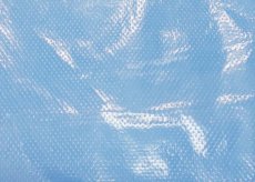 画像2: 【PE前掛】エンゼルエプロン（そで無タイプ）表面エンボス加工（ブルー） Lサイズ 1枚当り19.6円【1500枚入り】70cmｘ135cm　PE素材で接触感染予防にもご使用可能！低コストで使い捨てには最適！衛生面、軽作業、水仕事あらゆる用途！ (2)