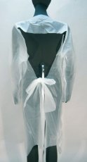 画像2: ポンキー前掛・エプロン 袖付（エンボス加工）半透明 フリーサイズ 1枚当り112.2円【50枚入り】190cmx110cm 割烹着式なので腕の部分までしっかりガード！ (2)