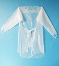 画像2: ポンキー前掛 袖付（エンボス加工）半透明 フリーサイズ 1枚当り102円【200枚入り】190cmx110cm 割烹着式なので腕の部分までしっかりガード！【使い捨て前掛】【使い捨てエプロン】【ビニールエプロン袖付き】 (2)